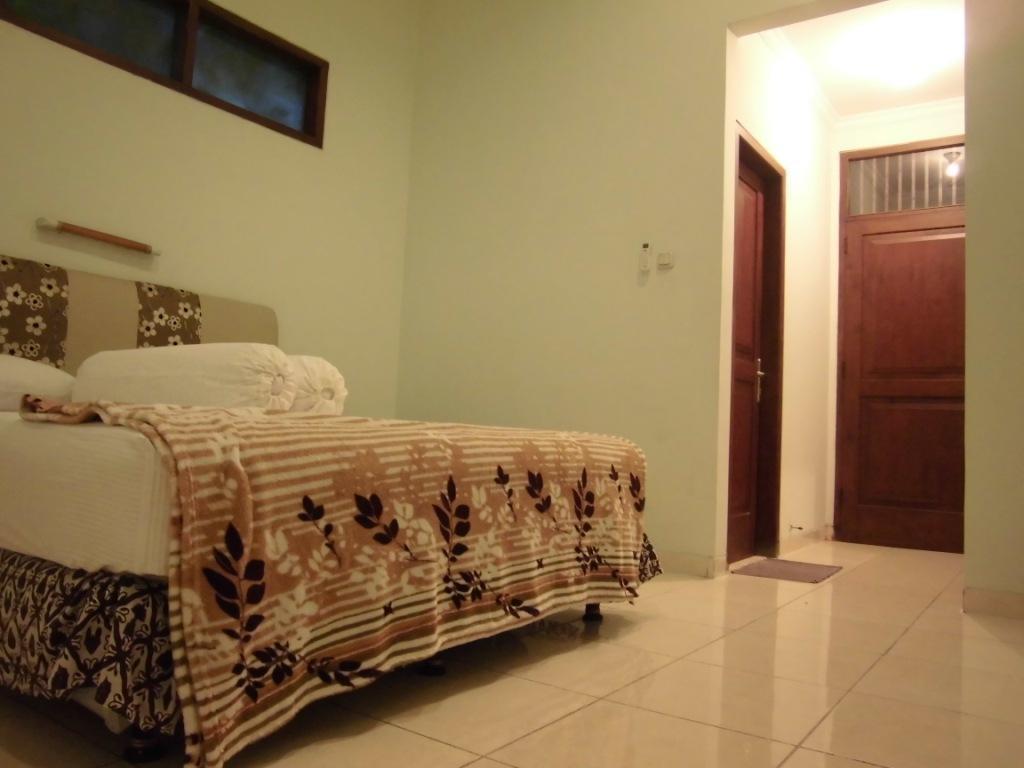 Griya Putri Dewi Guesthouse Джокьякарта Экстерьер фото