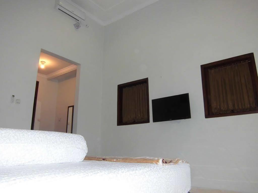 Griya Putri Dewi Guesthouse Джокьякарта Экстерьер фото