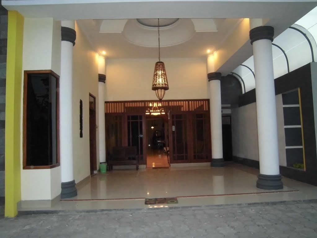 Griya Putri Dewi Guesthouse Джокьякарта Экстерьер фото