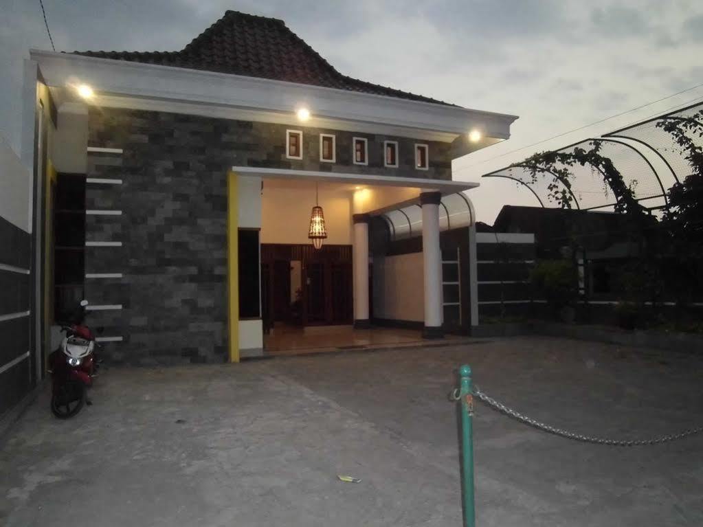 Griya Putri Dewi Guesthouse Джокьякарта Экстерьер фото